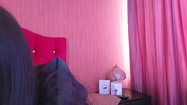 EmiGomez  online show from November 3, 2025, 1:01 pm