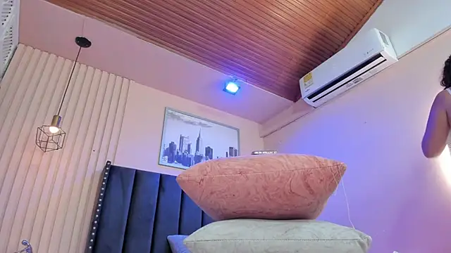 viiolett lee online show from February 19, 2026, 7:43 pm