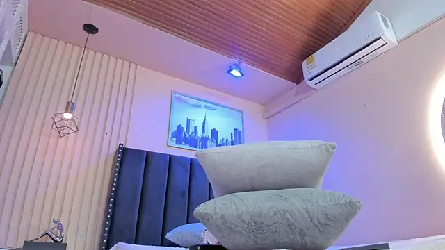 viiolett lee online show from April 8, 2026, 9:04 pm