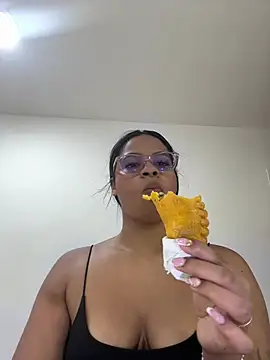 Snapshot of SussiSotto chatting on December 20, 2024, 3:53 pm SussiSotto online show from December 20, 2024, 3:53 pm