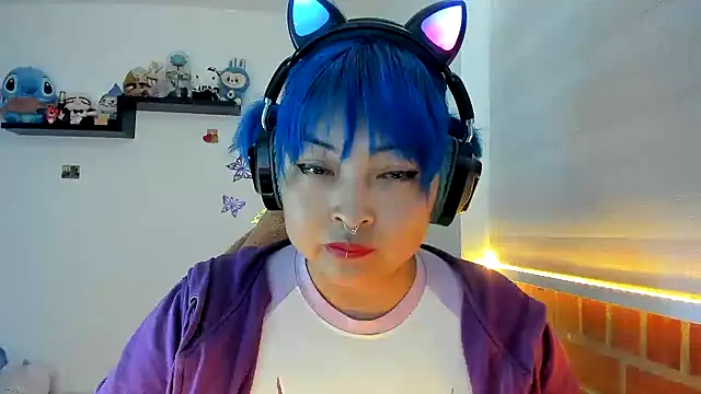 Shaddycute  online show from November 4, 2025, 5:12 pm