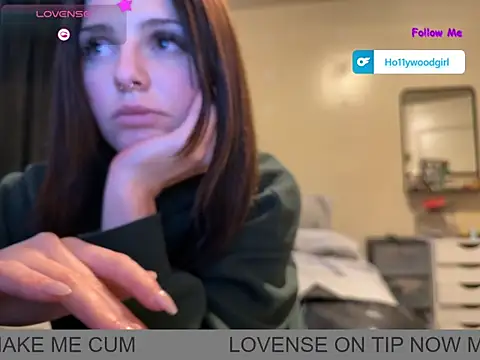 stellasmall online show from January 7, 2025, 2:51 pm