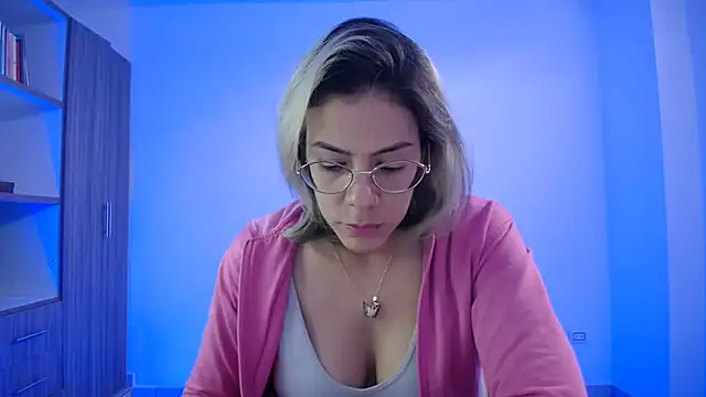 Snapshot of candydowson1 chatting on November 18, 2025, 2:43 pm candydowson1 online show from November 18, 2025, 2:43 pm