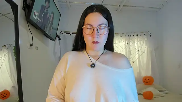 Elle Lee  online show from October 8, 2025, 3:31 pm