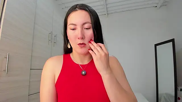 Elle Lee  online show from November 12, 2025, 4:29 pm