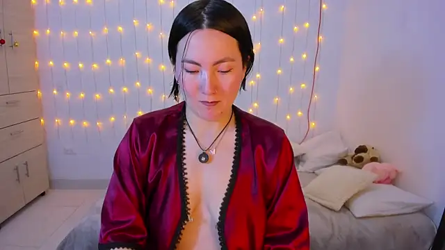 Elle Lee  online show from December 16, 2025, 3:17 pm