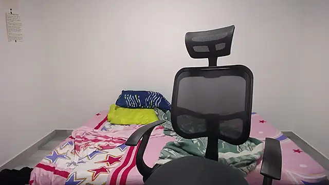 Snapshot of present_the_magic chatting on September 29, 2025, 6:46 pm present the magic online show from September 29, 2025, 6:46 pm