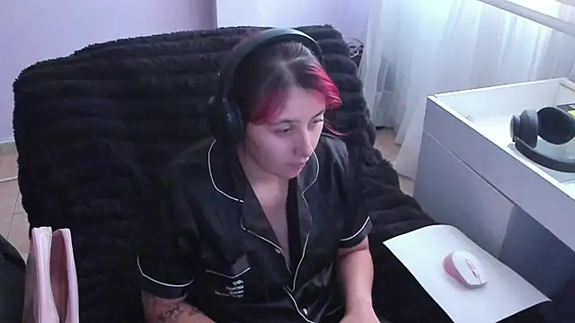 Snapshot of bonnie_moon_ chatting on October 11, 2025, 8:18 pm bonnie moon online show from October 11, 2025, 8:18 pm