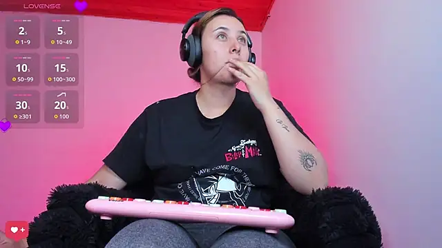 bonnie moon  online show from February 9, 2026, 9:41 pm