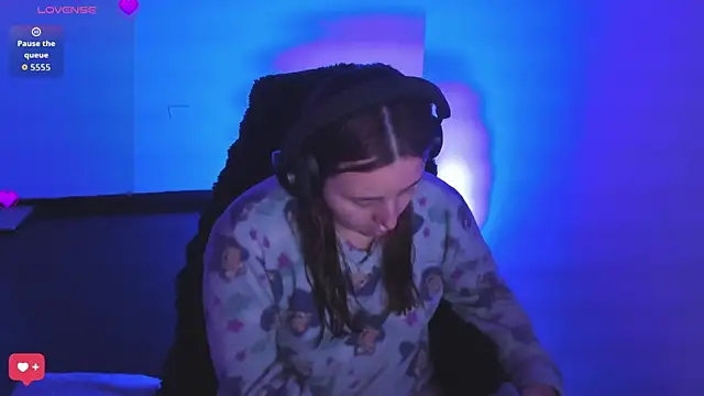 bonnie moon  online show from March 18, 2026, 6:22 pm