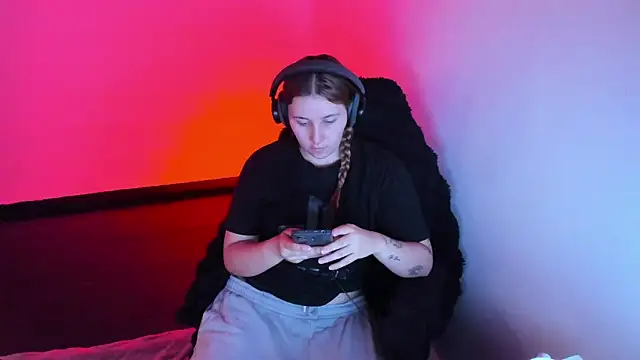 bonnie moon  online show from April 14, 2026, 5:41 pm