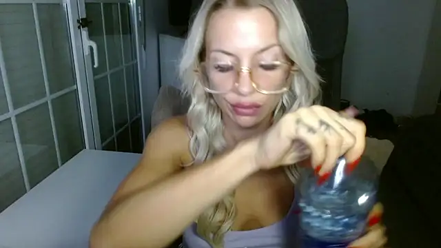 Snapshot of JuicyJanexo chatting on August 1, 2026, 4:12 am JuicyJanexo online show from August 1, 2026, 4:12 am