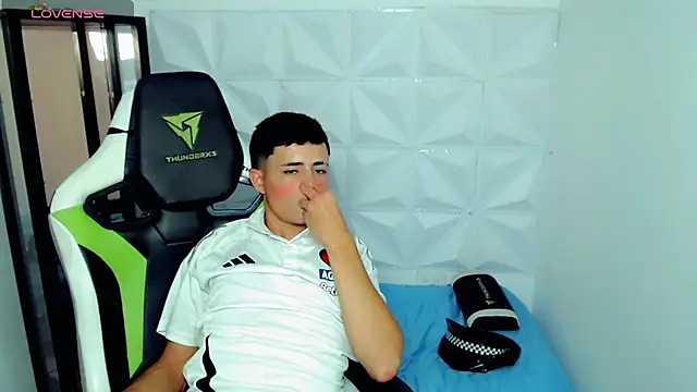 Snapshot of bby_santi chatting on December 17, 2024, 7:15 pm bby santi online show from December 17, 2024, 7:15 pm