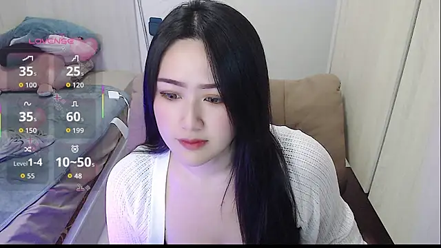 Snapshot of Eimile-Z chatting on October 9, 2025, 3:43 pm Eimile-Z online show from October 9, 2025, 3:43 pm