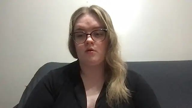 honeyyy24 online show from April 8, 2026, 9:15 pm