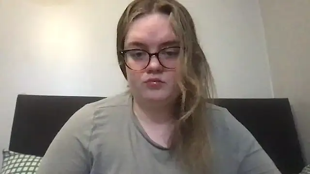 honeyyy24 online show from April 12, 2026, 3:17 pm