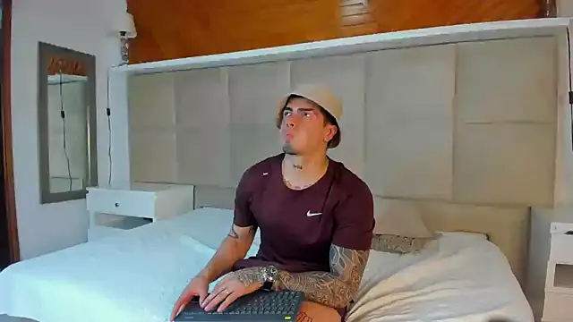 Snapshot of _mrcock chatting on December 17, 2024, 10:43 pm mrcock online show from December 17, 2024, 10:43 pm