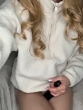 Lolitaxlola online show from November 17, 2025, 9:04 am