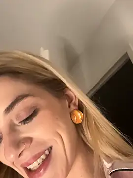 Lolitaxlola online show from February 17, 2026, 1:57 am