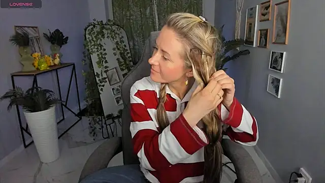 LadyIzabel online show from April 17, 2026, 2:53 pm