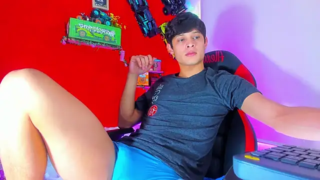 Snapshot of LilOwen_ chatting on October 17, 2025, 7:05 pm LilOwen online show from October 17, 2025, 7:05 pm