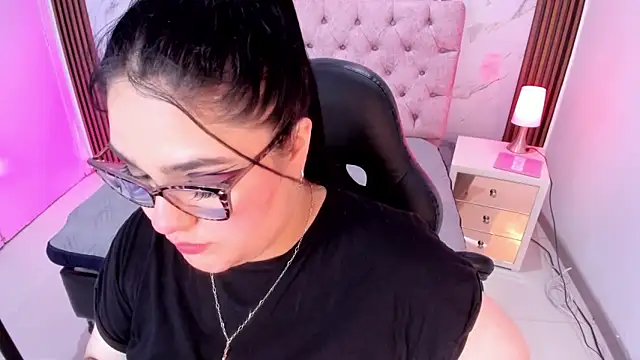 Camiila Osorio online show from April 1, 2026, 8:17 pm