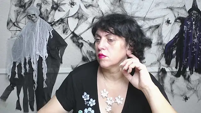 LuciaMii online show from November 10, 2025, 6:12 am