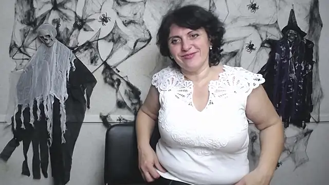 LuciaMii online show from November 12, 2025, 6:14 am