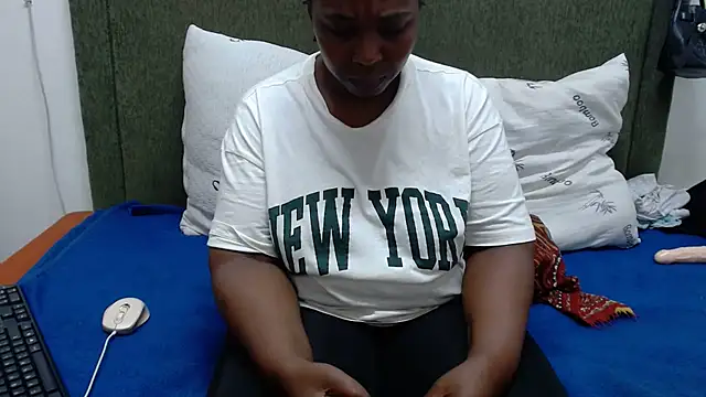 Snapshot of Thickchocolatex2 chatting on February 14, 2026, 7:32 pm Thickchocolatex2 online show from February 14, 2026, 7:32 pm