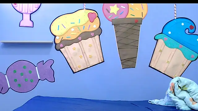 evaleribigtits18 online show from December 5, 2025, 7:10 pm