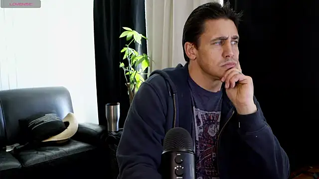 Snapshot of DamienSliick chatting on November 23, 2025, 8:30 pm DamienSliick online show from November 23, 2025, 8:30 pm