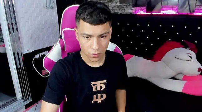 salvadorgomezx online show from December 5, 2024, 8:33 pm