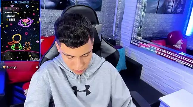 salvadorgomezx online show from December 9, 2024, 10:54 am