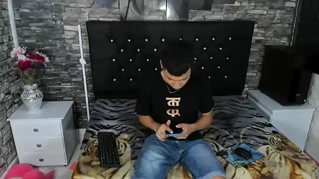 salvadorgomezx online show from December 15, 2024, 7:31 pm