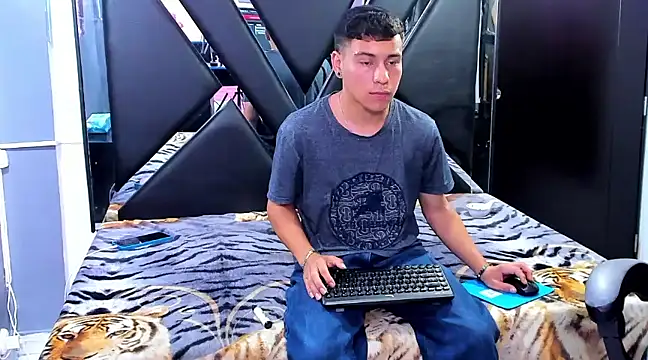 salvadorgomezx online show from December 23, 2024, 8:03 pm