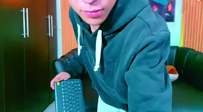 salvadorgomezx online show from February 6, 2025, 2:22 am