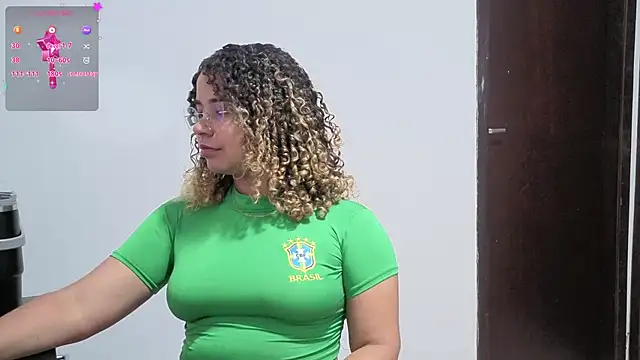 VitoriaFernandes online show from February 15, 2026, 11:23 pm