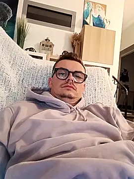 GLouglou19 online show from October 2, 2025, 9:33 pm