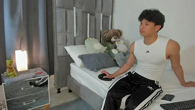 Snapshot of All3ssandr0 chatting on October 23, 2025, 8:40 pm All3ssandr0 online show from October 23, 2025, 8:40 pm