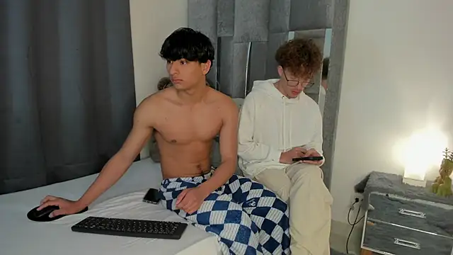 Snapshot of All3ssandr0 chatting on November 14, 2025, 12:15 pm All3ssandr0 online show from November 14, 2025, 12:15 pm