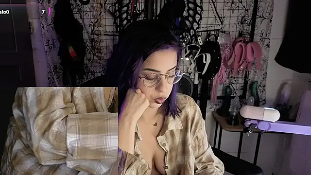 LisandreLaVenale online show from May 17, 2026, 9:33 pm
