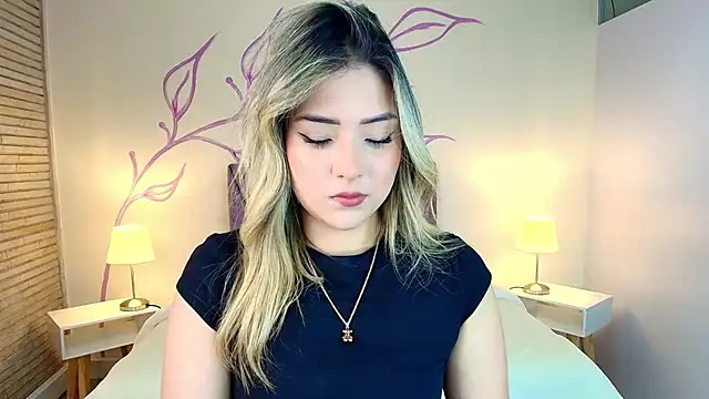 Snapshot of DahliaMoore chatting on March 22, 2025, 9:42 pm DahliaMoore online show from March 22, 2025, 9:42 pm