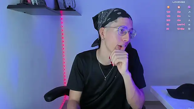 Snapshot of manu_vera chatting on January 12, 2025, 7:42 pm manu vera online show from January 12, 2025, 7:42 pm