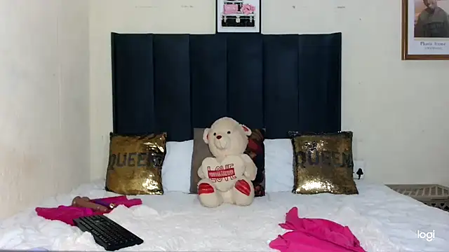 quenliyasa online show from September 28, 2025, 9:42 pm