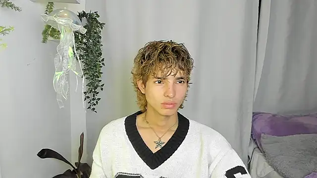 santy-kitty online show from October 7, 2025, 2:09 am