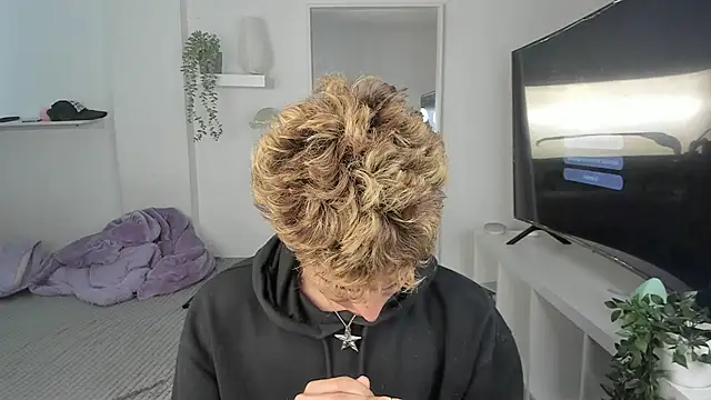 santy-kitty online show from November 6, 2025, 7:48 pm