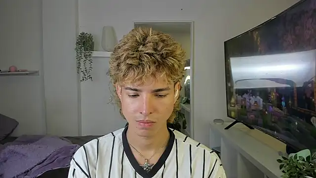 santy-kitty online show from November 8, 2025, 1:28 am