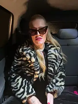 Snapshot of Sissy-Bee chatting on December 7, 2024, 4:47 pm Sissy-Bee online show from December 7, 2024, 4:47 pm