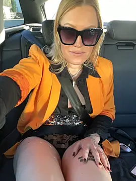 Snapshot of Sissy-Bee chatting on January 19, 2025, 1:33 pm Sissy-Bee online show from January 19, 2025, 1:33 pm