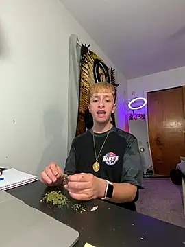 Snapshot of twentywithafelonyy chatting on December 16, 2024, 2:57 am twentywithafelonyy online show from December 16, 2024, 2:57 am